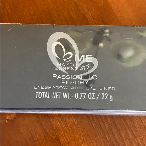 Me Makeover Essential Eyeshadow and Eye Liner - Picture 3 of 5